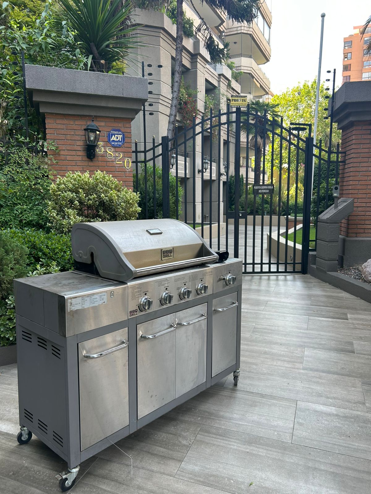 Parrilla a gas de acero inoxidable en edificio