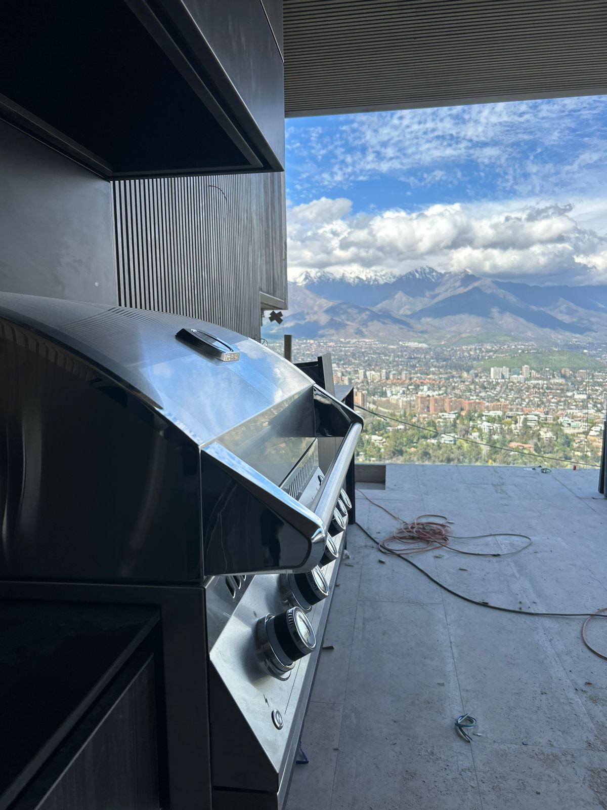 Parrilla Napoleon empotrada con vista a la cordillera